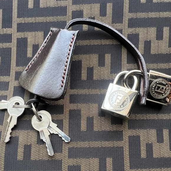 🔥🔥🔥Fendi carry-on vintage luggage - good conditions Authentic - Picture 12 of 12